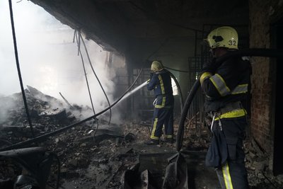 Рятувальники ДСНС гасять пожежу на підприємстві, яке було знищене внаслідок ракетного удару, 15 червня 2026 року Рятувальники ДСНС гасять пожежу на підприємстві, яке було знищене внаслідок ракетного удару, 15 червня 2026 року