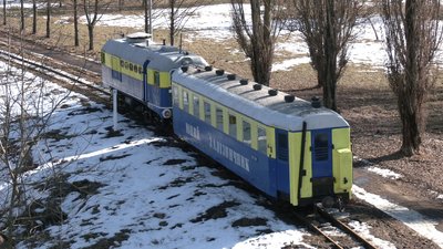 "Не для когось, це — для наших дітей": замінюють вагони дитячої залізниці у Рівному "Не для когось, це — для наших дітей": замінюють вагони дитячої залізниці у Рівному