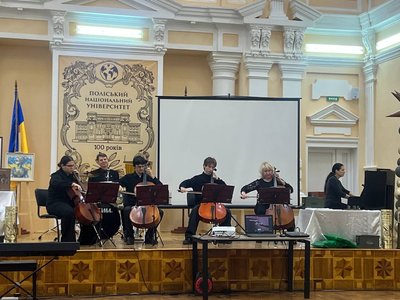 На благодійному вечорі "Дотик" у Житомирі зібрали понад 200 тисяч гривень для 45-ї бригади На благодійному вечорі "Дотик" у Житомирі зібрали понад 200 тисяч гривень для 45-ї бригади