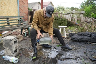 Житель Харкова Володимир Скольник на згарищі у своєму домоволодінні. Пожежа сталася через удар російського БпЛА, 4 червня 2025 року Житель Харкова Володимир Скольник на згарищі у своєму домоволодінні. Пожежа сталася через удар російського БпЛА, 4 червня 2025 року