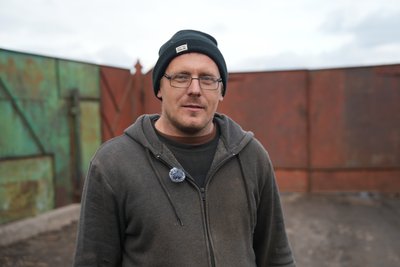 Троє телят, тридцять собак: як облаштувалися тварини з прикордоння у Нижній Сироватці