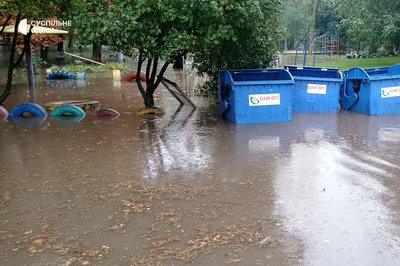 Через зливу в Одесі підтопило вулиці: фото Через зливу в Одесі підтопило вулиці: фото