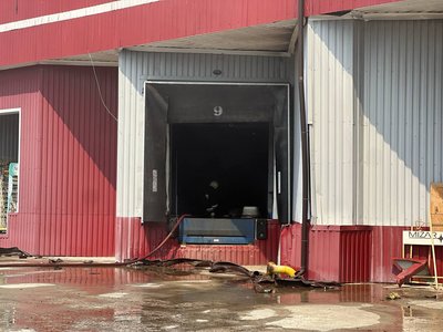 Пожежник гасить вогонь на видавництві Пожежник гасить вогонь на видавництві