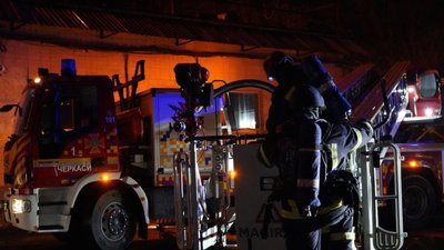 Пожежі на трьох приватних підприємствах: наслідки дронової атаки у Черкаській області Пожежі на трьох приватних підприємствах: наслідки дронової атаки у Черкаській області