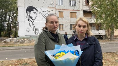 Потрапив під обстріл "Градів", коли привіз їжу та ліки: у Харкові відкрили стінопис волонтеру Антону Хрустальову Потрапив під обстріл "Градів", коли привіз їжу та ліки: у Харкові відкрили стінопис волонтеру Антону Хрустальову