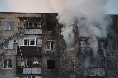 Пожежа в будинку, в який влучив російський БпЛА в Салтівському районі Харкова, 3 лютого 2026 року