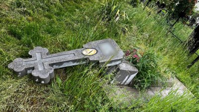 У Каневі пошкодили могили на кладовищі У Каневі пошкодили могили на кладовищі