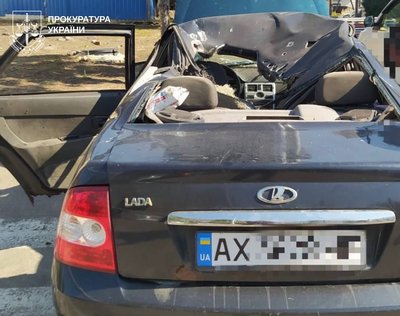 67-річного чоловіка ушпиталили з множинними осколковими пораненнями голови та тулуба — близько 13:00 російський FPV-дрон поблизу Слатиного поцілив у машину 67-річного чоловіка ушпиталили з множинними осколковими пораненнями голови та тулуба — близько 13:00 російський FPV-дрон поблизу Слатиного поцілив у машину