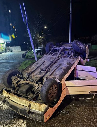 Один з автомобілів перекинувся, пасажирка зазнала травм: у поліції розповіли подробиці ДТП в Черкасах Один з автомобілів перекинувся, пасажирка зазнала травм: у поліції розповіли подробиці ДТП в Черкасах