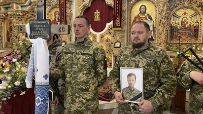 У Полтаві попрощалися із Петром Худолієм та Олегом Біжком У Полтаві попрощалися із Петром Худолієм та Олегом Біжком