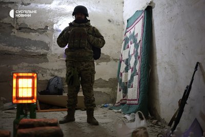 Військовий першого батальйону 40 ОБрБО з позивним "Турист" біля газового обігрівача в бліндажі на позиції на Херсонщині Військовий першого батальйону 40 ОБрБО з позивним "Турист" біля газового обігрівача в бліндажі на позиції на Херсонщині