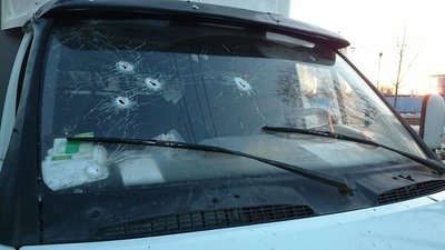 "Газель", що взяла на себе частину уламків міни МОН-100, закривши собою мітингувальників, коли пролунав вибух біля Палацу спорту у Харкові, 22 лютого 2015 року "Газель", що взяла на себе частину уламків міни МОН-100, закривши собою мітингувальників, коли пролунав вибух біля Палацу спорту у Харкові, 22 лютого 2015 року