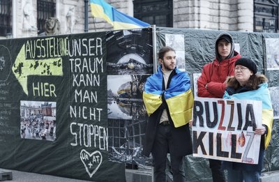 Акція біля будівлі ОБСЄ у Відні 24 лютого 2023 р. Фото: надане Суспільному організаторами акції Акція біля будівлі ОБСЄ у Відні 24 лютого 2023 р. Фото: надане Суспільному організаторами акції