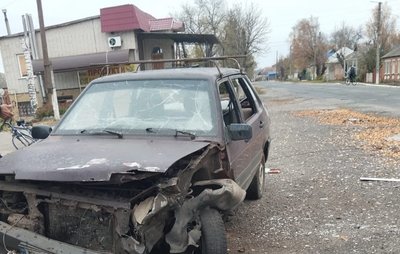 Пошкоджене дроном авто в Золочеві Пошкоджене дроном авто в Золочеві