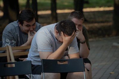 Учасники слему на Літературних майстернях у Близнюках складають вірші Учасники слему на Літературних майстернях у Близнюках складають вірші