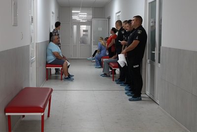 Люди в черзі на здачу крові в Чернівецькому обласному центрі служби крові Люди в черзі на здачу крові в Чернівецькому обласному центрі служби крові