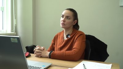 "Гріваємо газом, бо дуже холодно". Чотири будинки на пр. Яворницького у Дніпрі не мають опалення під час знеструмлень