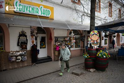 Туристична сувенірна крамничка у Береговому на Закарпатті, 2 квітня 2026 року Туристична сувенірна крамничка у Береговому на Закарпатті, 2 квітня 2026 року