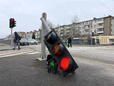 Пошкоджені автівки, повалені світлофори. У Дніпрі оголосили штормове попередження Пошкоджені автівки, повалені світлофори. У Дніпрі оголосили штормове попередження