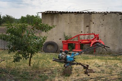 "Будуємо нове житло у гаражі – наш будинок розбитий". Як живуть люди узвільненій Білій Криниці на Херсонщині "Будуємо нове житло у гаражі – наш будинок розбитий". Як живуть люди узвільненій Білій Криниці на Херсонщині