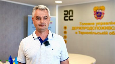 Начальник управління фітосанітарної безпеки Держпродспоживслужби Тернопільщини Віктор Гриців, зигибель бджіл, 17 липня 2026 року Начальник управління фітосанітарної безпеки Держпродспоживслужби Тернопільщини Віктор Гриців, зигибель бджіл, 17 липня 2026 року