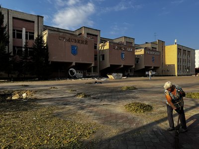 «Це вже третій обстріл»: у Сумах усувають наслідки авіаудару по СумДУ «Це вже третій обстріл»: у Сумах усувають наслідки авіаудару по СумДУ