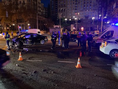 Автівка проїхала на червоне: на Хрещатику сталася ДТП Автівка проїхала на червоне: на Хрещатику сталася ДТП