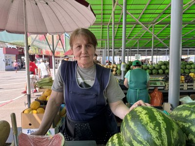 Продавчиня Світлана, яка торгує кавунами на Центральному ринку в Харкові Продавчиня Світлана, яка торгує кавунами на Центральному ринку в Харкові