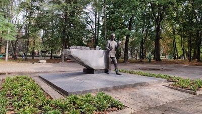 У вінницькому парку тимчасово встановили пам'ятник Леонтовичу з Покровська У вінницькому парку тимчасово встановили пам'ятник Леонтовичу з Покровська