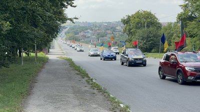 У Хмельницькому вп'яте відбувається автопробіг на підтримку полонених та зниклих безвісти воїнів У Хмельницькому вп'яте відбувається автопробіг на підтримку полонених та зниклих безвісти воїнів