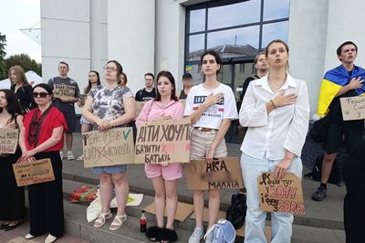 Чергова акція на підтримку Михайла Федорова: у Хмельницькому зібралися містяни Чергова акція на підтримку Михайла Федорова: у Хмельницькому зібралися містяни