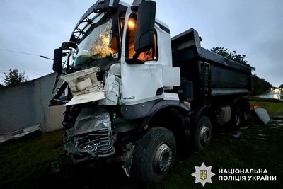 В'їхав у бетонну стелу на в'їзді до Рівного: внаслідок ДТП травмувався водій вантажівки В'їхав у бетонну стелу на в'їзді до Рівного: внаслідок ДТП травмувався водій вантажівки