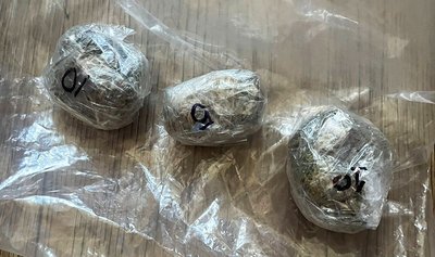 Під час санкціонованого обшуку хмельницькі слідчі виявили пакунки з канабісом Під час санкціонованого обшуку хмельницькі слідчі виявили пакунки з канабісом