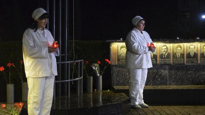 У Славутичі традиційно вшанували загиблих внаслідок аварії на ЧАЕС 1986 року: як цьогоріч пройшла "ніч пам'яті" У Славутичі традиційно вшанували загиблих внаслідок аварії на ЧАЕС 1986 року: як цьогоріч пройшла "ніч пам'яті"