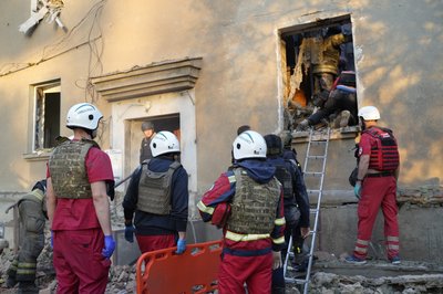 Рятувальна операція у Холодногірському районі Харкова після влучання КАБ у будинок Рятувальна операція у Холодногірському районі Харкова після влучання КАБ у будинок
