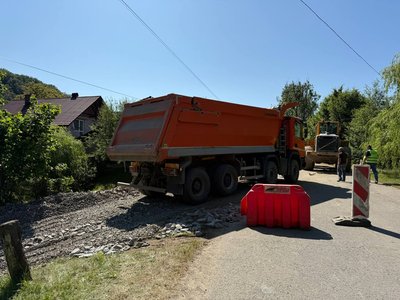 «Плануємо до кінця доби зробити»: на Закарпатті біля обваленого мосту зводять тимчасову переправу «Плануємо до кінця доби зробити»: на Закарпатті біля обваленого мосту зводять тимчасову переправу