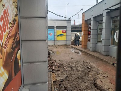 Біля метро "Деміївська" через просідання ґрунту демонтують частину магазинів — КМДА Біля метро "Деміївська" через просідання ґрунту демонтують частину магазинів — КМДА