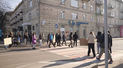 "Вимкни двигун — вшануй героїв": черкасців закликають виходити на хвилину мовчання "Вимкни двигун — вшануй героїв": черкасців закликають виходити на хвилину мовчання