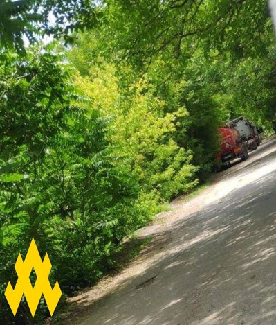 Партизани виявили приховану базу російських бензовозів під Сімферополем Партизани виявили приховану базу російських бензовозів під Сімферополем