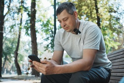 Чоловік Яни Жерновської дивитья її фото на телефоні Чоловік Яни Жерновської дивитья її фото на телефоні
