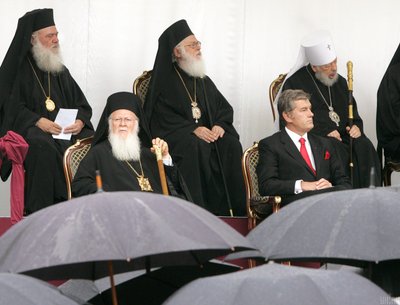 Вселенський патріарх Варфоломій I, ліворуч, та президент України Віктор Ющенко на Софійській площі у Києві, 26 липня 2008 року Вселенський патріарх Варфоломій I, ліворуч, та президент України Віктор Ющенко на Софійській площі у Києві, 26 липня 2008 року