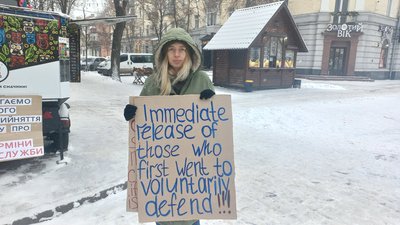 "Втомлені військові не втримають фронт": у Полтаві влаштували пікет за чіткі терміни служби "Втомлені військові не втримають фронт": у Полтаві влаштували пікет за чіткі терміни служби