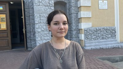 Ліна Панченко допомагає відновити бібліотеку у селищі Рогань Ліна Панченко допомагає відновити бібліотеку у селищі Рогань