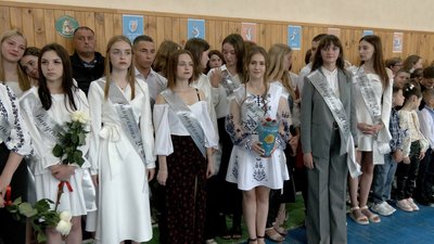 "В урочистій атмосфері, а не онлайн": як пройшов останній дзвоник на Вінниччині "В урочистій атмосфері, а не онлайн": як пройшов останній дзвоник на Вінниччині
