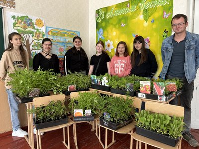 Продавали розсаду помідорів, перцю та базиліку. На Дніпропетровщині школярі влаштували ярмарок на підтримку ЗСУ Продавали розсаду помідорів, перцю та базиліку. На Дніпропетровщині школярі влаштували ярмарок на підтримку ЗСУ