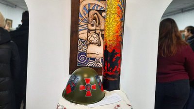 "На хвилі перемоги": у Кропивницькому студенти перетворили військові артефакти на об’єкти мистецтва "На хвилі перемоги": у Кропивницькому студенти перетворили військові артефакти на об’єкти мистецтва
