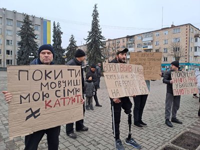 "Не мовчи! Полон вбиває": у місті на Волині відбулася акція на підтримку полонених бійців полку "Азов" "Не мовчи! Полон вбиває": у місті на Волині відбулася акція на підтримку полонених бійців полку "Азов"