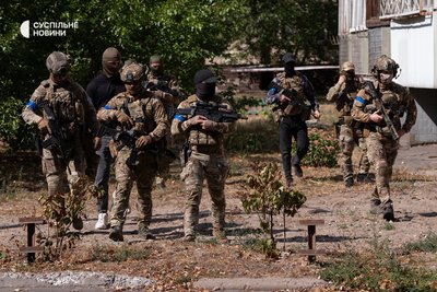 Співробітники ГУР у житловому масиві Березняки у Дніпровському районі Києва, де сталася стрілянина 2 вересня 2026 року Співробітники ГУР у житловому масиві Березняки у Дніпровському районі Києва, де сталася стрілянина 2 вересня 2026 року
