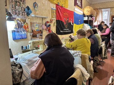 Волонтерки із США привезли допомогу для "Бабусиного батальйону" в Житомирі