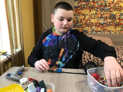 Павербанки для військових із використаних електронних сигарет зробили школярі з Коростишева Павербанки для військових із використаних електронних сигарет зробили школярі з Коростишева